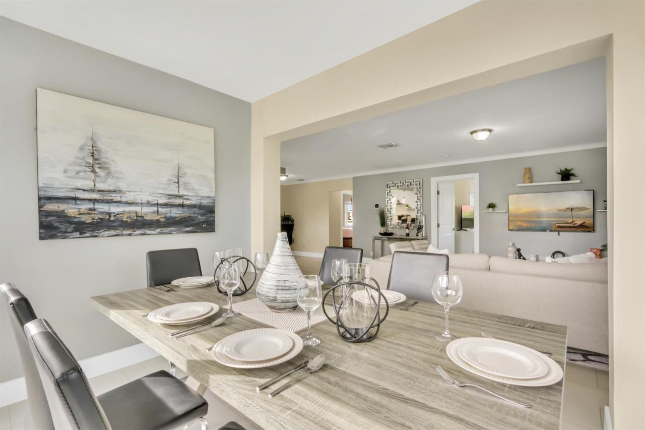 Bright Pompano Beach With Pool Access Exteriör bild