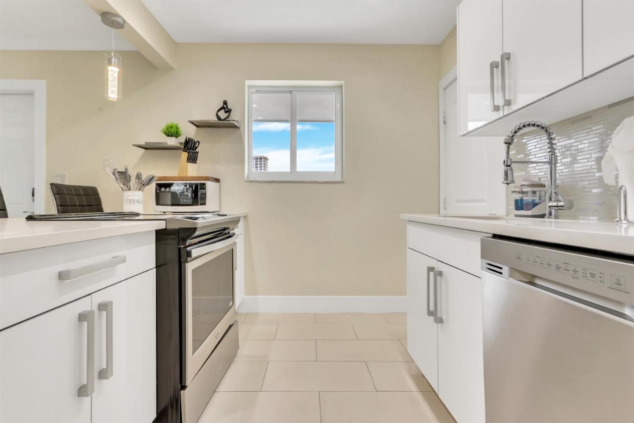 Bright Pompano Beach With Pool Access Exteriör bild